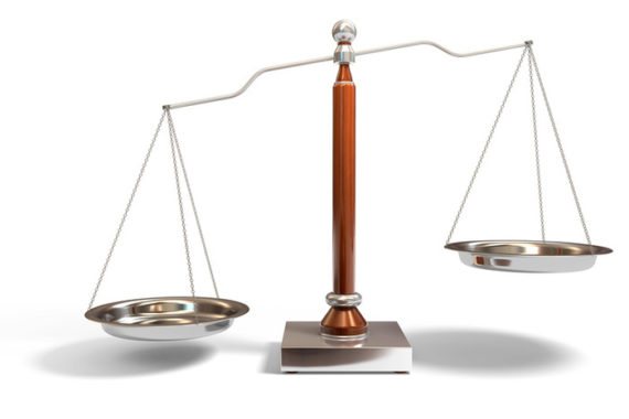 une balance, symbole de la Justice, dont les plateaux sont en déséquilibre
