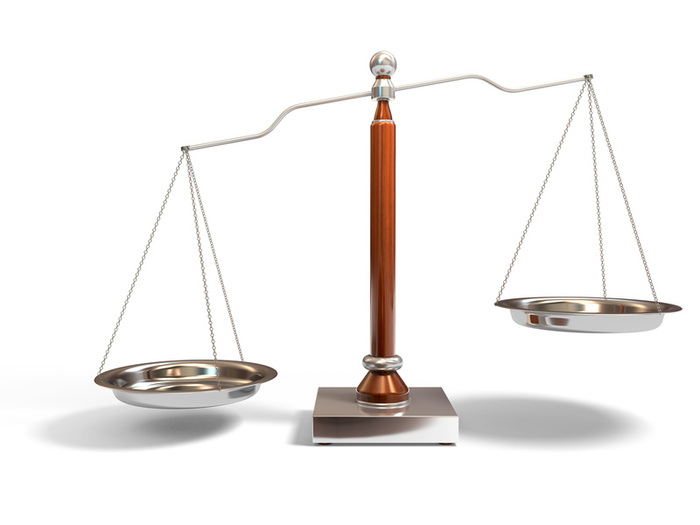 une balance, symbole de la Justice, dont les plateaux sont en déséquilibre