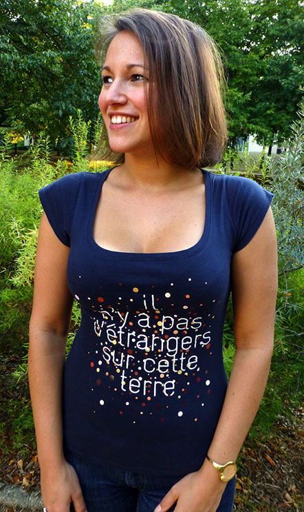 Cadeau militant et solidaire : t-shirt femme Pas d'étrangers de la Cimade