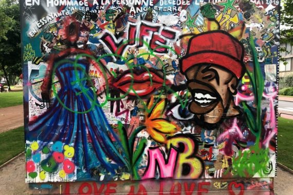 Graffiti partiellement recouvert en hommage à M. Mulule Debesay Gerense, décédé le 21 mai 2019, Calais.