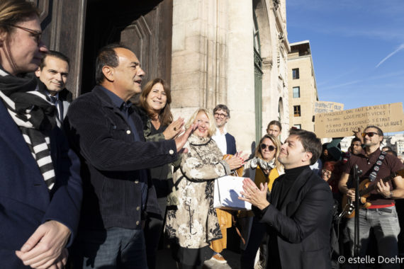 Le 5 nov 2022, B.Payan, maire de Marseille, applaudit Domenico Lucano, ancien maire de Riace.