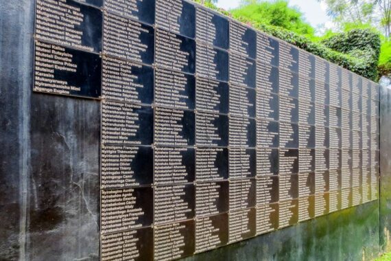 murs des noms au mémorial du génocide à Kigali
