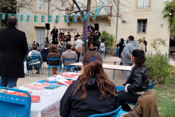 Stand de la Cimade à l'évènement organisé par l'association Cap Gély à l'occasion de la journée mondiale des Roms